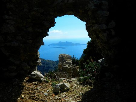L’île de Riou, vue des ruines qui sont sur le sommet de Marseilleveyre. 