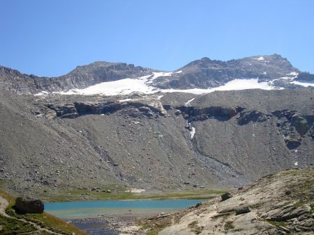Le lac Blanc et la crête frontière en arrière-plan, avec l’Uja (3379m), l’Aiguille Percée (3437m) et la Levanna Occidentale (3593m).