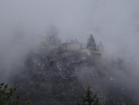 Le château de Miolans dans la brume