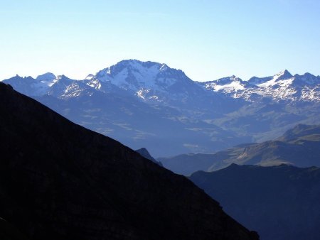 Zoom sur la belle face Ouest de l’Aiguille de Péclet dont le topo figure dans AltitudeRando.