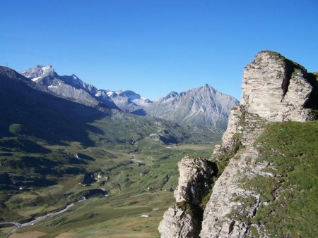 Piton rocheux du Grand Plan, vue sur le col du petit Mont Cenis et le massif d’Ambin.