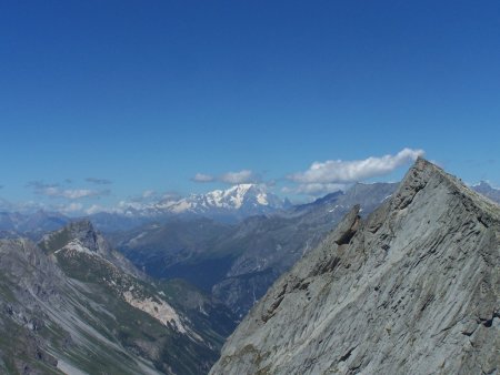 Pointe d e l’Obervatoire vue du sommet de la Cime des Planettes, au fond le Mont Blanc, leGrand Bec et la vallée de Chavière.