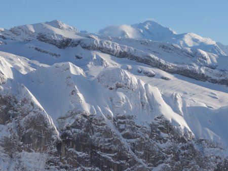 Les crêtes des Dents d’Oddaz, de la Couarra, des Avoudrues, sur fond de Mont Blanc...