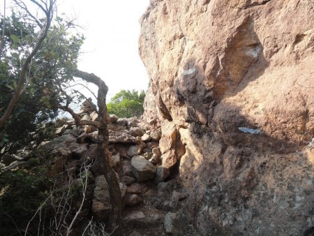 Passage entre rochers et végétation
