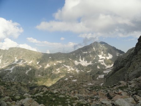 En bas à gauche le lac du Basto et tout à droite au second plan le Mont Bégo