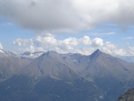 Vue sur la Pointe Longecôte (3104m) au dessus de la Norma et l’ Aiguille de Scolette (3506m) à droite