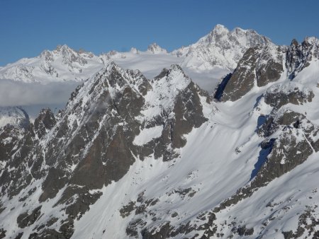 Regard vers le Chardonnet, le glacier et l’Aiguille du Tour, qui dépassent derrière les Aiguilles Rouges.