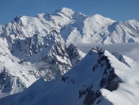 Regard vers le Mont Blanc au-dessus de l’Aiguille de Bérard.