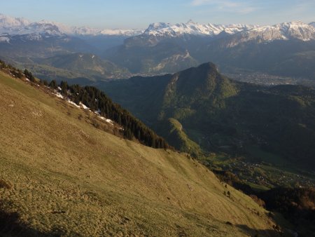 Vue sur les vallées du Giffre et de l’Arve, sur fond de Mont Blanc, d’Aravis et de Bornes.