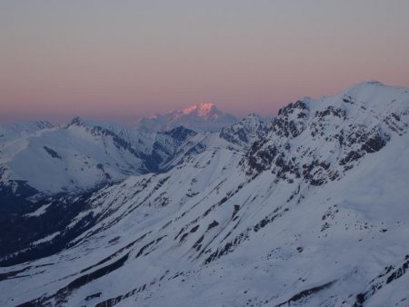 Seul le Mont Blanc prend encore le soleil.