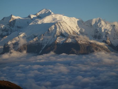 Le Mont Blanc jaunit progressivement.
