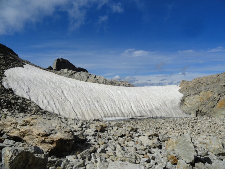 Un des restes du glacier de la Malédie, avec un petit lac glaciaire qui s’est formé