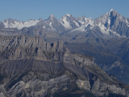 Derrière les aiguilles de Varan, celles du massif du Mont Blanc.