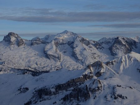 Pointe Percée, Pointe des Verts, Chombas, Charvet, Mont Fleuri, sur fond de Mont Blanc.