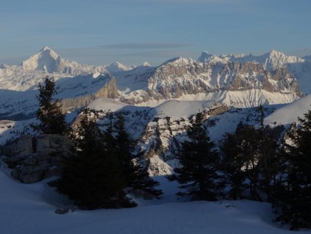 Regard vers le massif de Platé sur fond d’aiguilles du Mont Blanc.