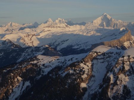 Les aiguilles du massif du Mont Blanc dentellent l’horizon.