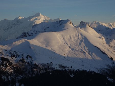 Derrière la Pointe d’Areu, le Mont Blanc.