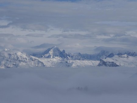 Derrière les Fiz, la chaine du Mont Blanc se bat avec les nuages...