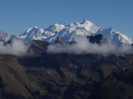 Le Mont Blanc domine de sa blancheur.