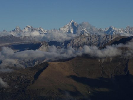 Au loin derrière le massif de Platé, les aiguilles du massif du Mont Blanc.