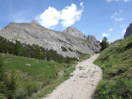 Montée vers l’Alpe du Lauzet, à gauche Roche Robert et  à droite Roche Colombe