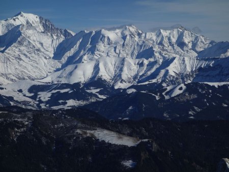 Regard vers les crêtes de Megève et le sud du massif du Mont Blanc.