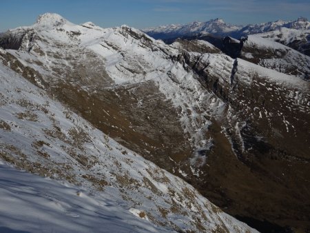 Depuis l’arête, vue sur la pointe d’Entre Deux Pertuis, le Mont de Grange, et derrière les alpes suisses.