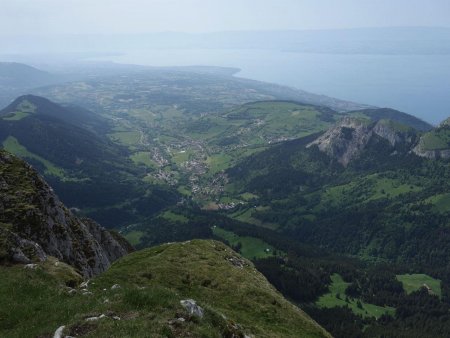 Vue sur la vallée de Bernex et le lac Léman.
