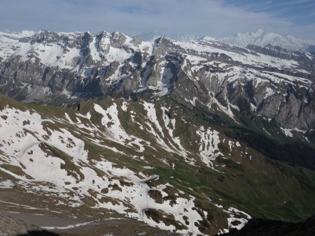 Vue vers le col de Coux, la Tête de Bostan, les Dents Blanches et les sommets du Haut-Giffre, et au fond le Mont Blanc...
