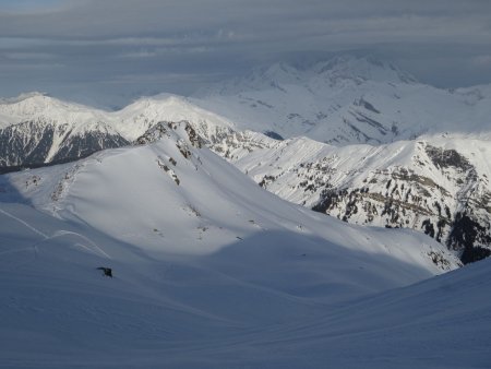 Au fond, le massif du Mont Blanc sous les nuages de foehn.