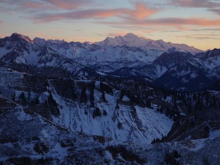 Le Chablais dans toute sa complexité, et au fond le Mont Blanc.