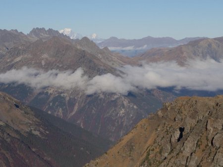 Regard vers le col du Glandon avec, tout au fond, le Mont Blanc et les Grandes Jorasses.