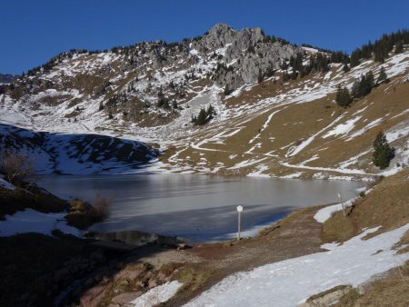 Le lac d’Arvoin, déjà gelé.