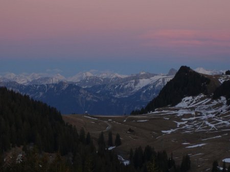 Les alpes suisses dans l’ombre du soir...