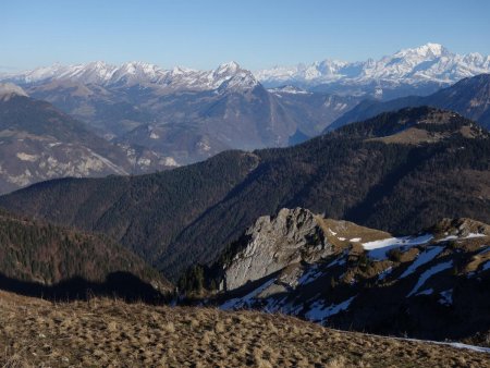Aravis, Mont Blanc, et Faverges au fond du trou.