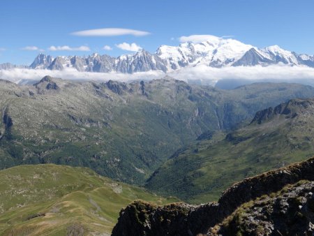 Vue sur le sauvage vallon de la Diosaz, sur fond d’Aiguilles Rouges et de Mont Blanc.