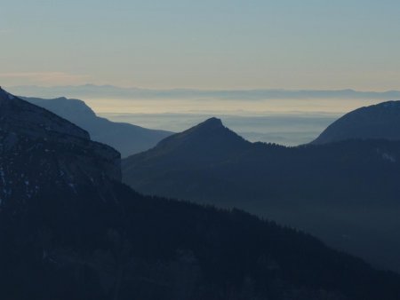 Tout au fond à gauche, le Mont Mézenc.