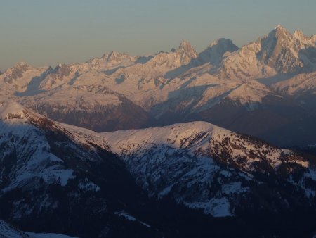 Regard vers les aiguilles du massif du Mont Blanc.