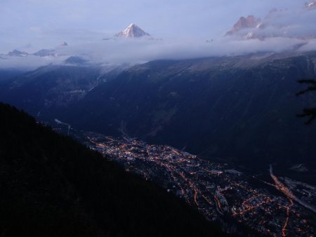 La vallée de Chamonix plonge dans la nuit...