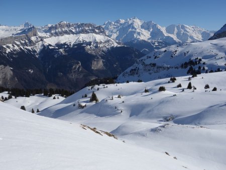 Vue vers les aiguilles de Varan et le massif du Mont Blanc.
