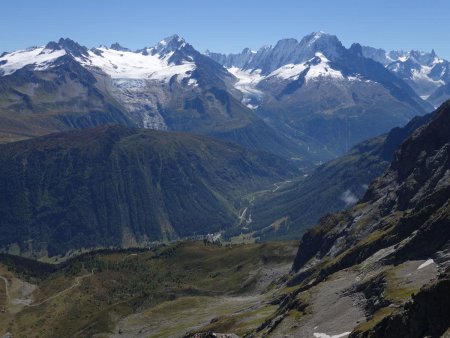 Panorama sur la vallée de Vallorcine dominée par les glaciers et les aiguilles du Tour, du Chardonnet et l’Aiguille Verte.