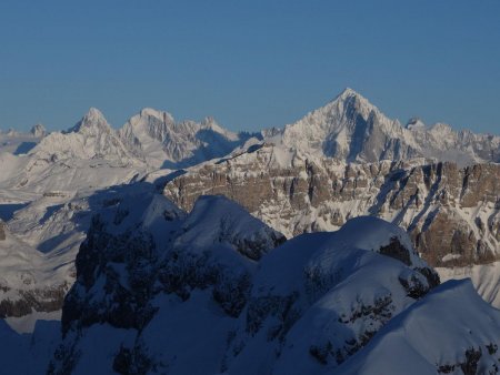 Depuis le sommet, regard vers les aiguilles du massif du Mont Blanc.