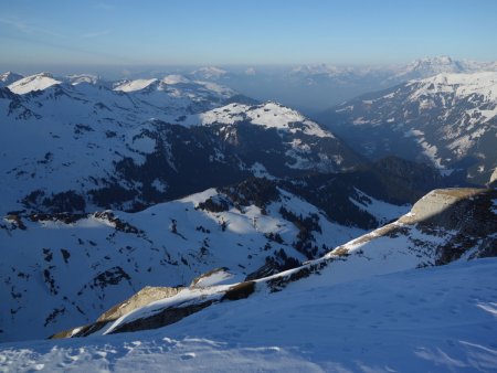 Vue sur le versant suisse : Les vallons de Barme et de Champéry, le val d’Illiez, et au fond la vallée du Rhône et les alpes vaudoises.