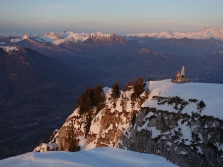 Regard vers le sommet est, dominant la vallée de l’Arve, avec en toile de fond les sommets du Chablais.