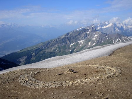 Cercle de pierre sur le haut de l’arête de l’Arpille (2760m).