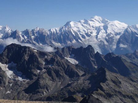 Derrière les Aiguilles Rouges, celles de Chamonix et le Mont Blanc.