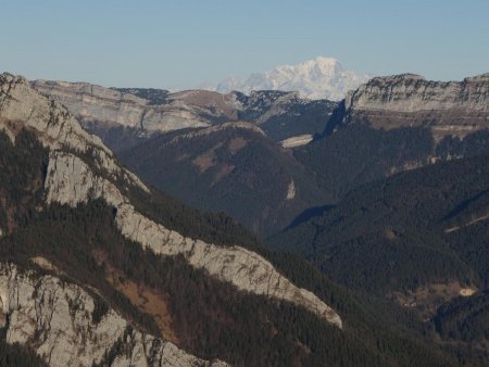 Au loin, le Mont Blanc émerge des hauts-plateaux.