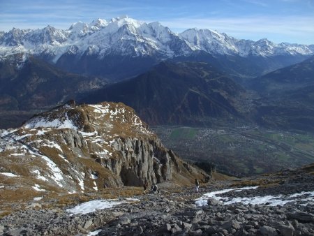 Dans la montée à l’aiguille de Varan, regard sur col de Barmerousse, sur fond de Mont Blanc.