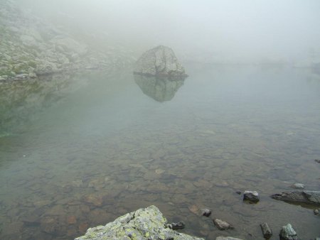 Premier lac dans la brume