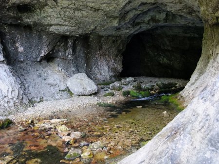Le porche de la grotte, porte d’entrée (ou plutôt de sortie) de plus de 60km de galeries sous la Dent de Crolles.